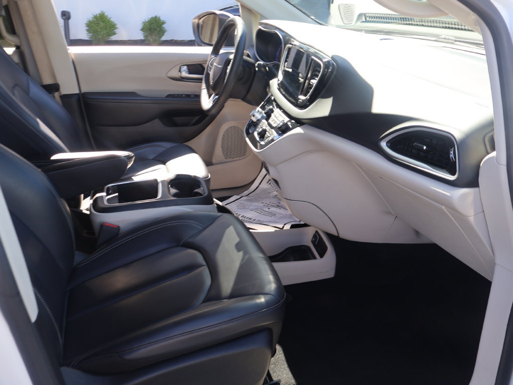 Used 2023 Chrysler Pacifica Touring-L FWD image 7