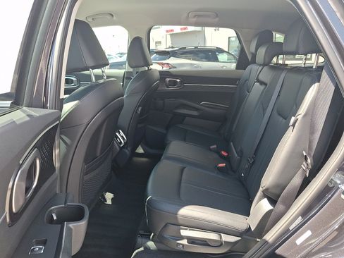 Used 2025 Kia Sorento S AWD/4WD image 8