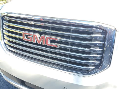 Used 2019 GMC Yukon SLT w/ Premium Edition image 9