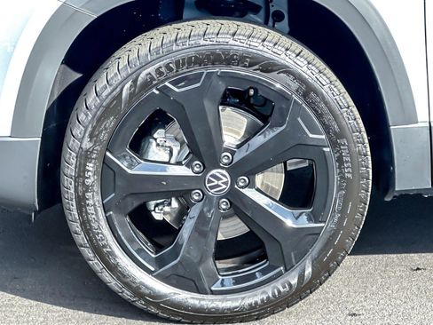 New 2026 Volkswagen Taos SE image 24