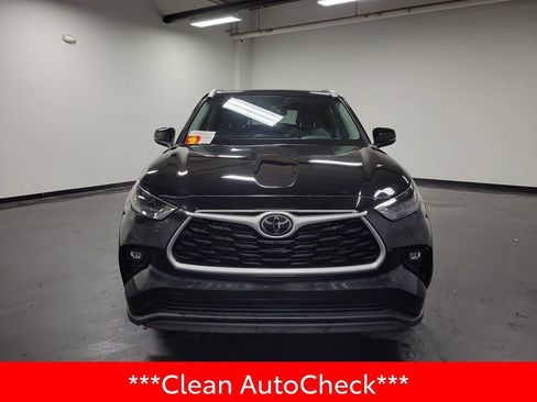Used 2024 Toyota Highlander XLE image 3