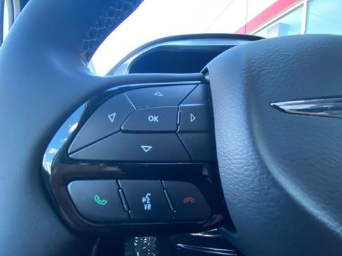 Used 2025 Chrysler Pacifica Limited FWD image 24