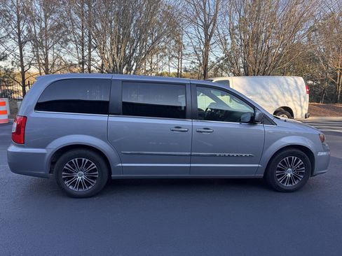 Used 2014 Chrysler Town & Country S image 6
