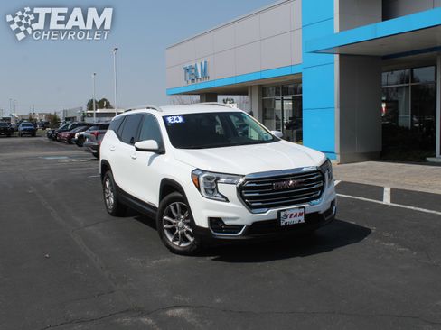 Used 2024 GMC Terrain SLT FWD image 2