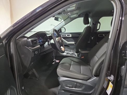 Used 2023 Ford Explorer XLT image 3