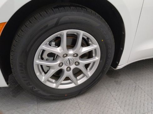 Used 2023 Chrysler Pacifica Touring-L FWD image 31