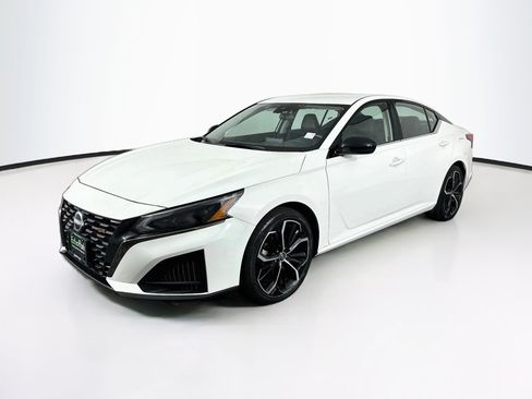 Used 2024 Nissan Altima 2.5 SR FWD image 3