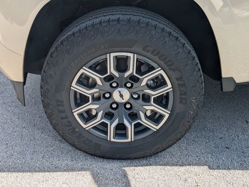 Used 2023 Chevrolet Colorado Z71 w/ Advanced Trailering Package AWD/4WD image 12