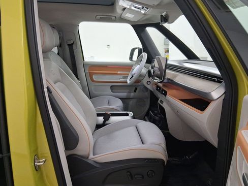 Used 2025 Volkswagen ID. Buzz 1st Edition image 32