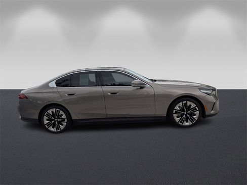 Used 2026 BMW i5 eDrive40 image 4