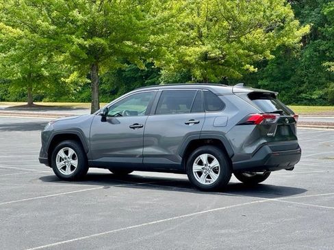 Used 2021 Toyota RAV4 XLE w/ Convenience Package FWD image 4