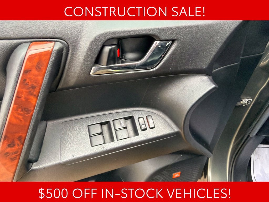 Used 2012 Toyota Highlander Limited w/ Tow Pkg AWD/4WD image 12