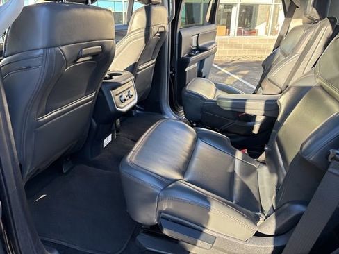 Used 2025 Ford Expedition Active image 33