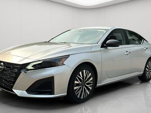 Used 2024 Nissan Altima 2.5 SV FWD image 10
