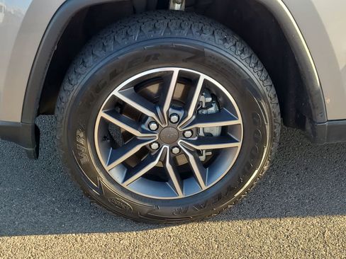 Used 2020 Jeep Grand Cherokee Laredo w/ Quick Order Package 2BN North image 16