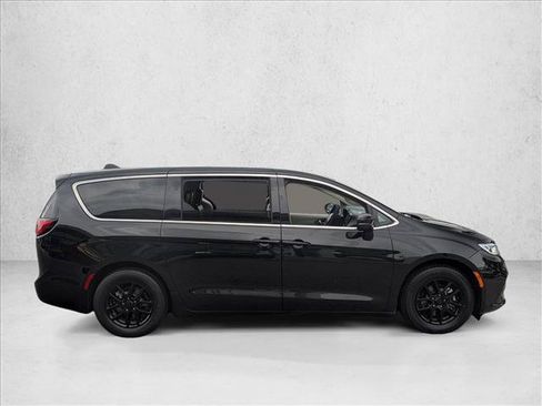 Used 2023 Chrysler Pacifica Touring-L FWD image 4