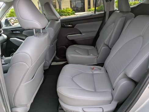 Used 2022 Toyota Highlander XLE FWD image 12
