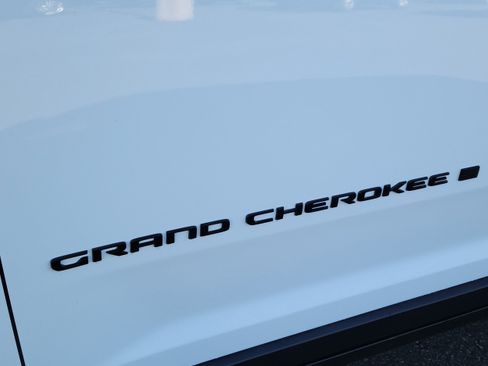 New 2025 Jeep Grand Cherokee Limited AWD/4WD image 8