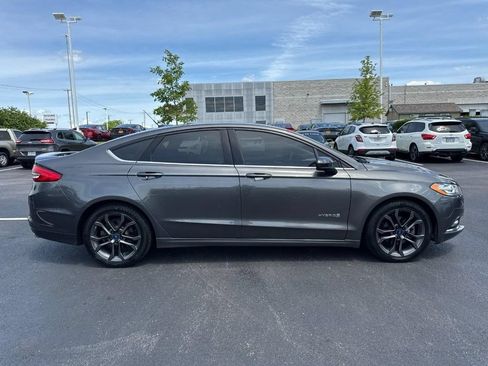 Used 2018 Ford Fusion SE w/ Equipment Group 601A FWD image 2