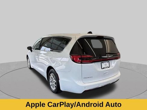 Used 2023 Chrysler Pacifica Touring-L FWD image 10