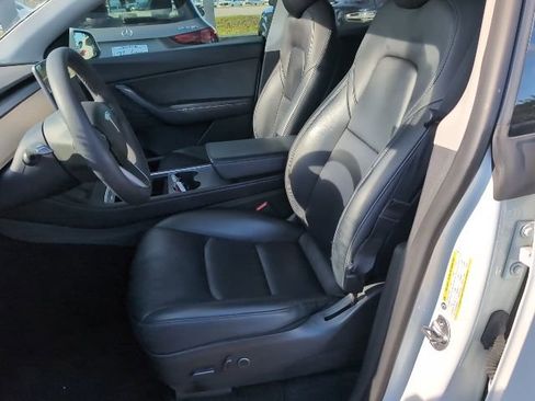 Used 2022 Tesla Model Y Long Range image 9