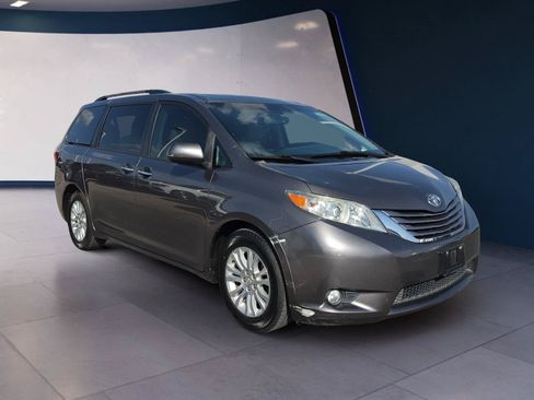 Used 2017 Toyota Sienna XLE Premium FWD image 7