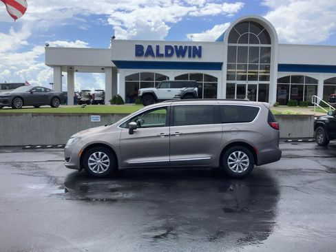 Used 2017 Chrysler Pacifica Touring-L FWD image 4