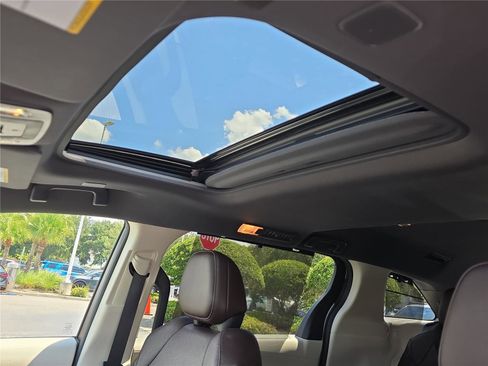 Used 2024 Toyota Sienna Platinum image 25