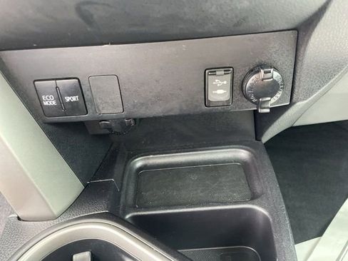 Used 2018 Toyota RAV4 LE FWD image 18