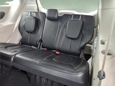 Used 2024 Chrysler Pacifica Touring-L FWD image 7
