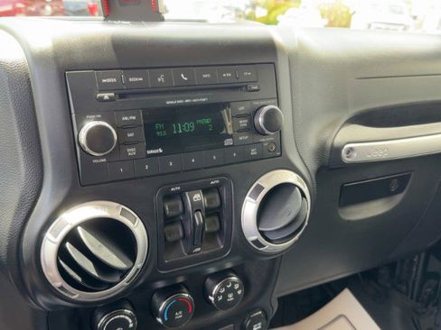 Used 2015 Jeep Wrangler Unlimited Rubicon w/ Connectivity Group AWD/4WD image 17