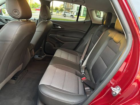 Used 2025 Chevrolet Trax LT w/ LT Convenience Package FWD image 21