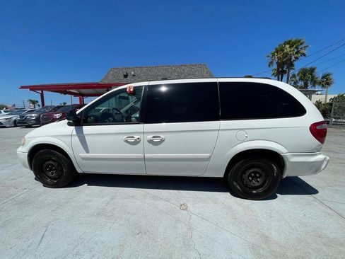 Used 2005 Chrysler Town & Country LX w/ Popular Equipment Group II FWD image 10