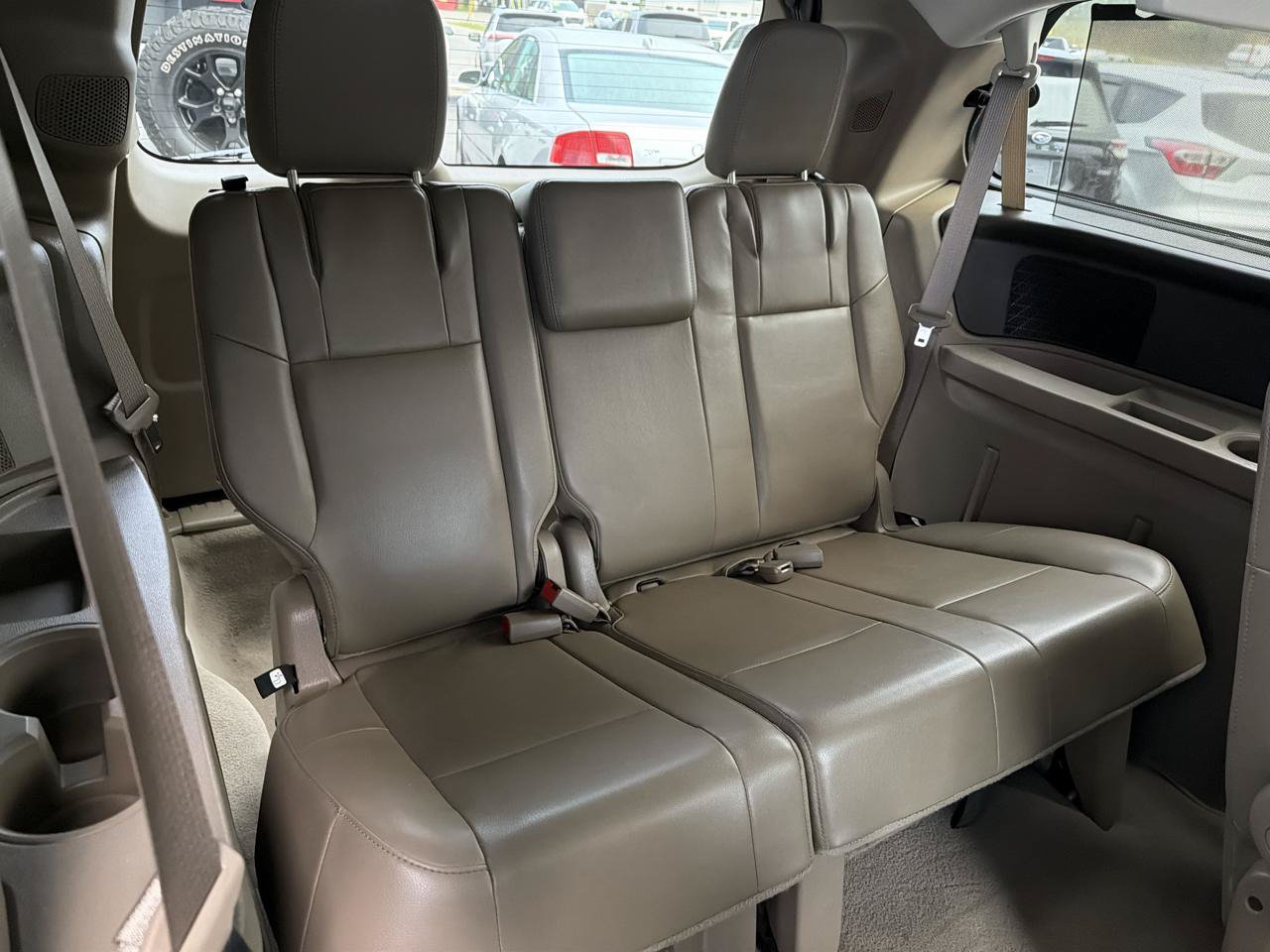 Used 2011 Volkswagen Routan SE FWD image 14
