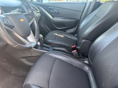 Used 2018 Chevrolet Trax LT w/ LT Convenience Package image 11