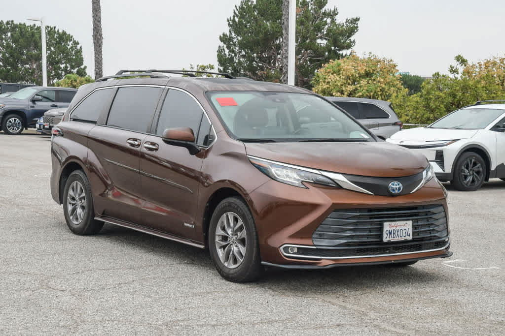 Used 2021 Toyota Sienna XLE FWD image 3