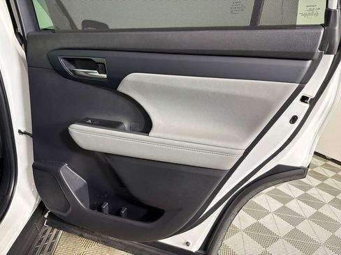 Used 2024 Toyota Highlander XLE image 17