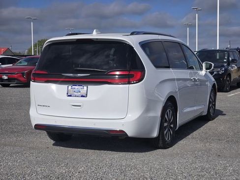 Used 2021 Chrysler Pacifica Touring-L w/ Premium & Safety Sphere Group image 7