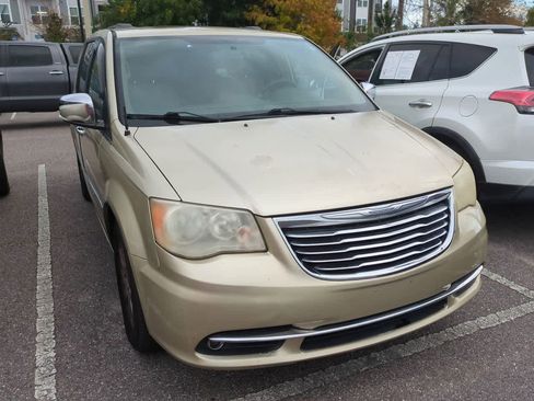 Used 2011 Chrysler Town & Country Touring-L w/ Entertainment Group #2 image 6