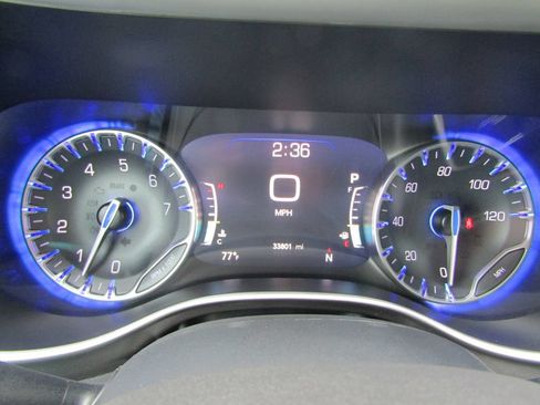 Used 2024 Chrysler Pacifica Touring-L FWD image 27