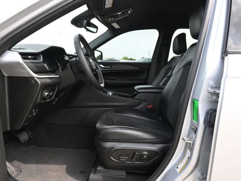 Used 2023 Jeep Grand Cherokee Altitude AWD/4WD image 18