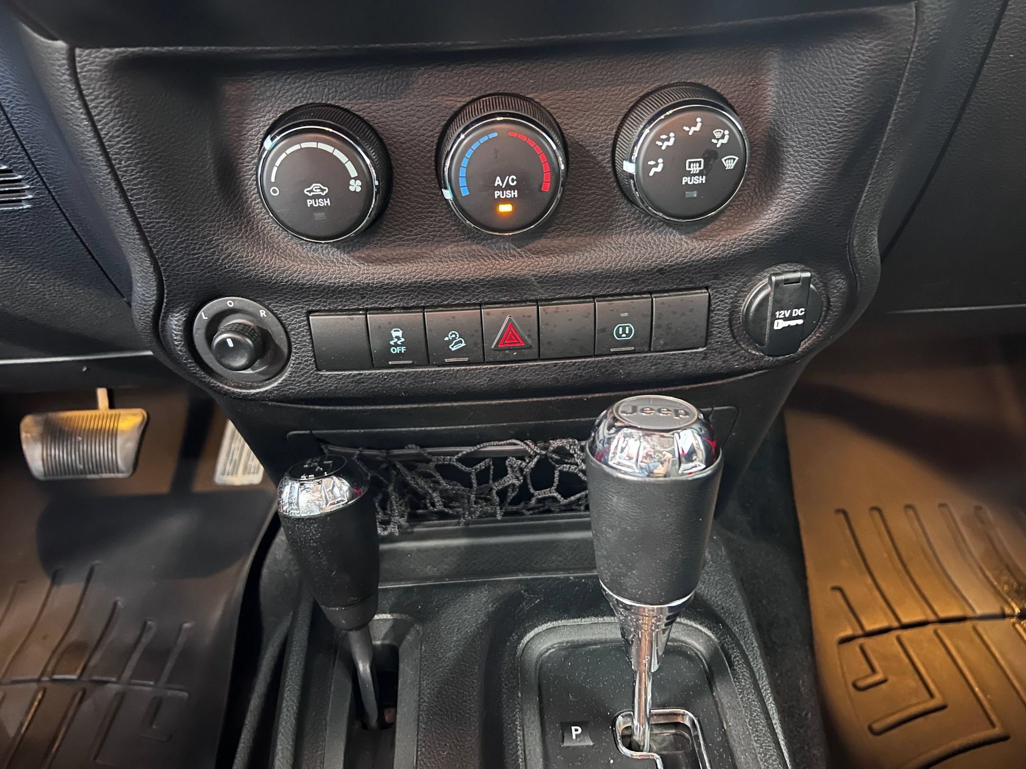 Used 2017 Jeep Wrangler Unlimited Rubicon w/ Connectivity Group AWD/4WD image 15