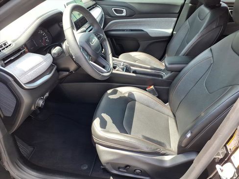 Used 2023 Jeep Compass Latitude image 11