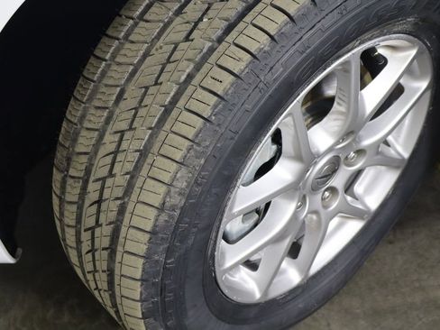 Used 2024 Chrysler Pacifica Touring-L image 41