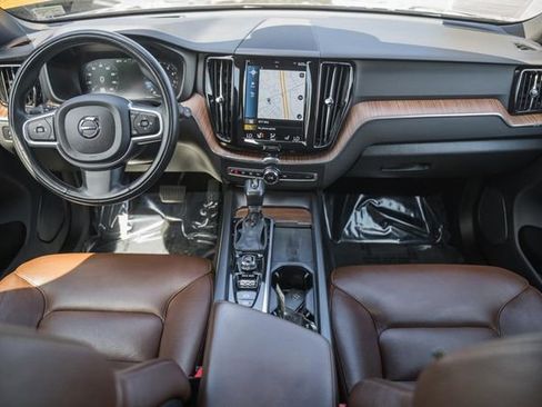 Used 2021 Volvo XC60 T5 Momentum w/ Advanced Package image 21