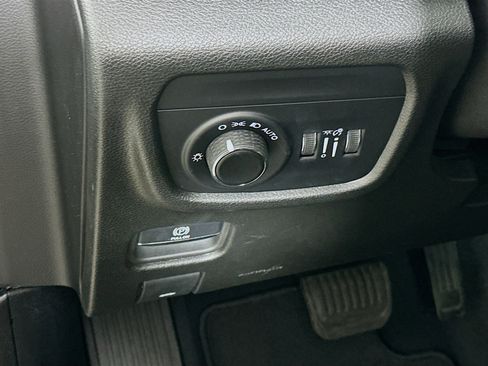 Used 2023 Jeep Grand Cherokee Laredo w/ Luxury Tech Group I image 17