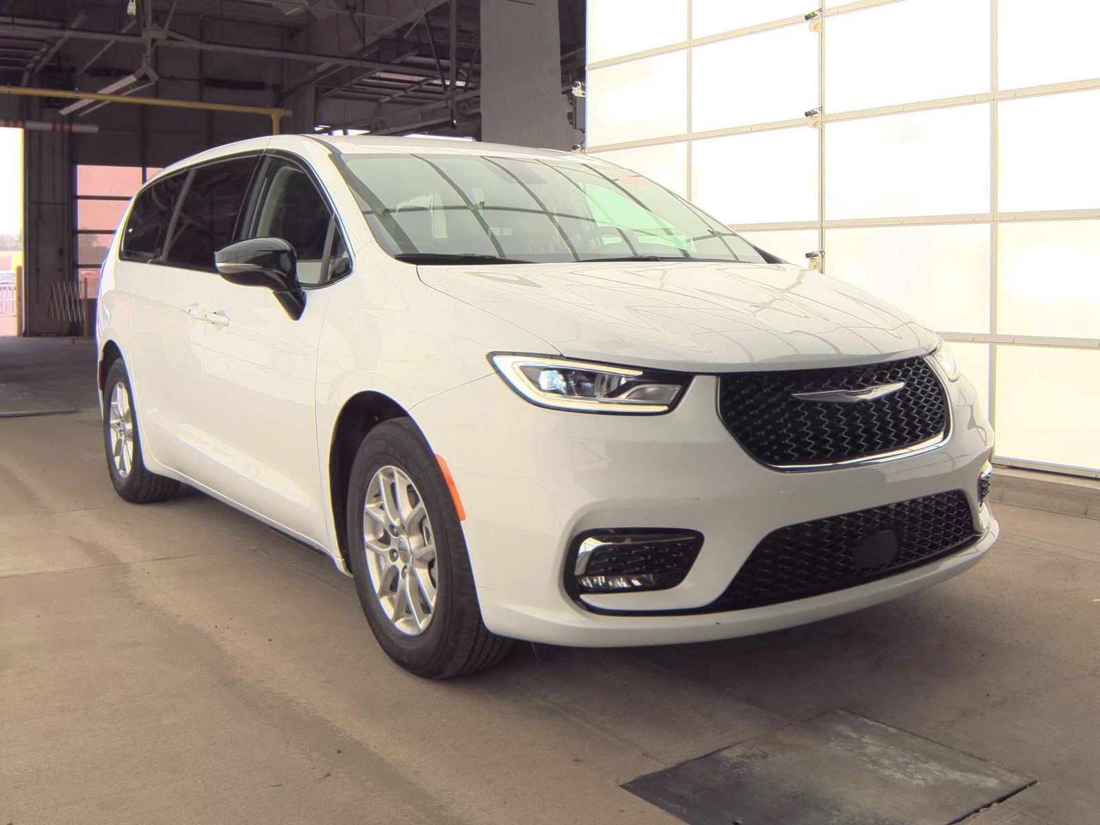 Used 2024 Chrysler Pacifica Touring-L w/ Uconnect Theater Family Group FWD image 2