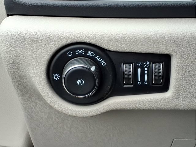 Used 2023 Chrysler Pacifica Touring-L FWD image 15