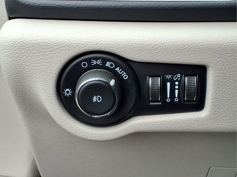 Used 2023 Chrysler Pacifica Touring-L FWD image 15