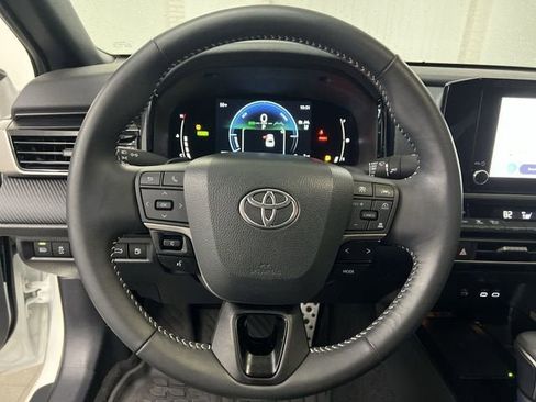 Used 2025 Toyota Camry SE image 11